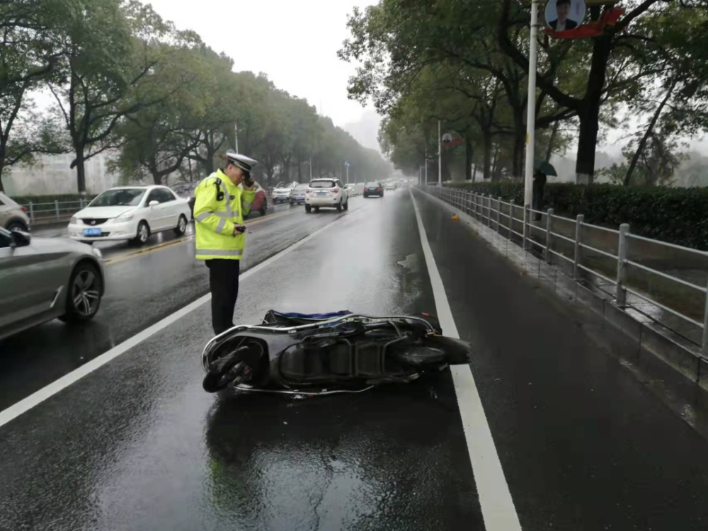 雨天路滑男子騎行摔倒昏迷湘潭交警單膝跪地託扶