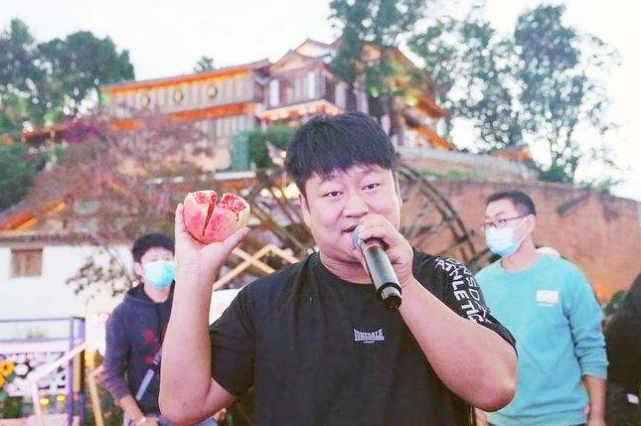 丽江石榴哥英语卖石榴惊呆老外地摊摆成700万网红