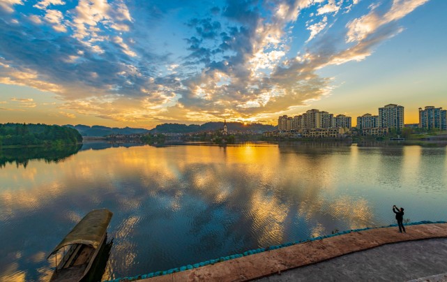 聚焦重庆两会南川立足特色化面向同城化建设先行区