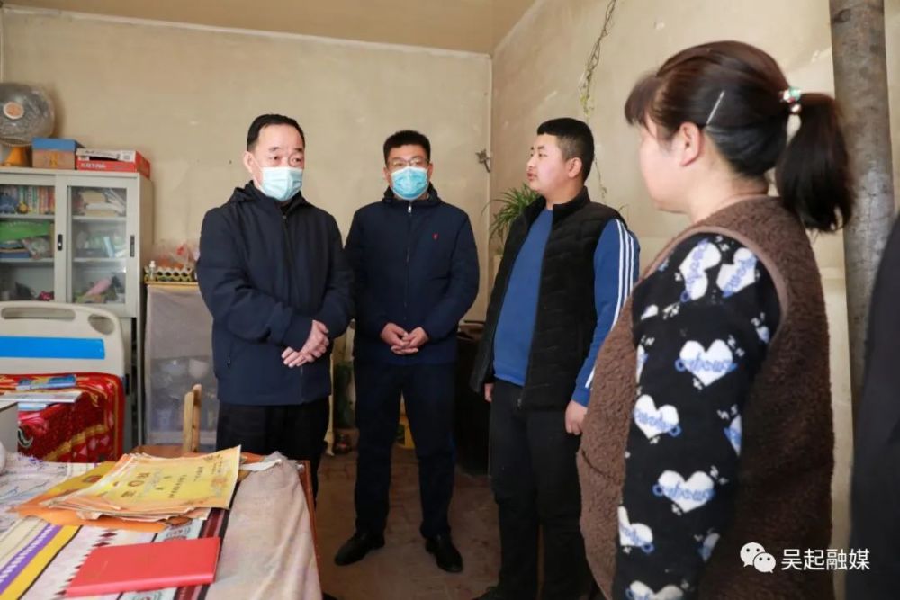 在残疾人张治权,高宏金家中,李建强与他们亲切交谈,详细询问他们的