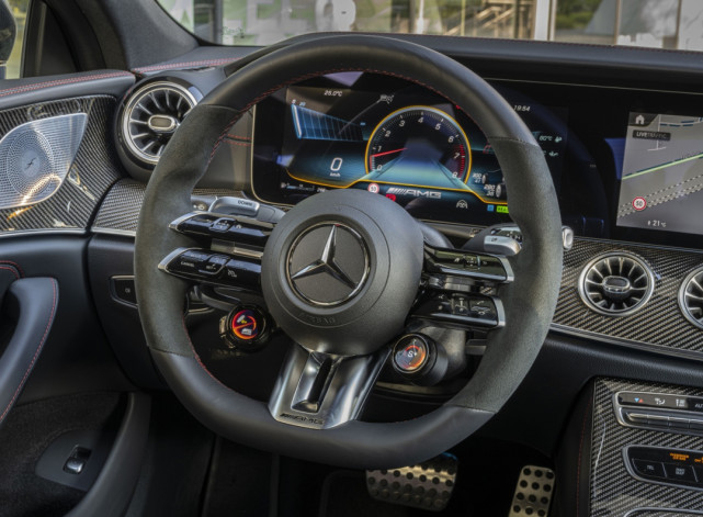 内饰方面,新款cls 53 amg还没有升级为奔驰家族式最新的设计语言,而是