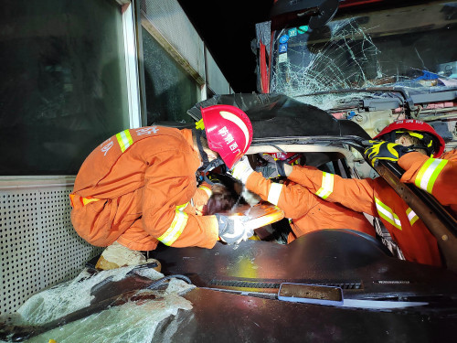 广昆高速上一重型半挂车与轻型货车相撞造成3死1伤