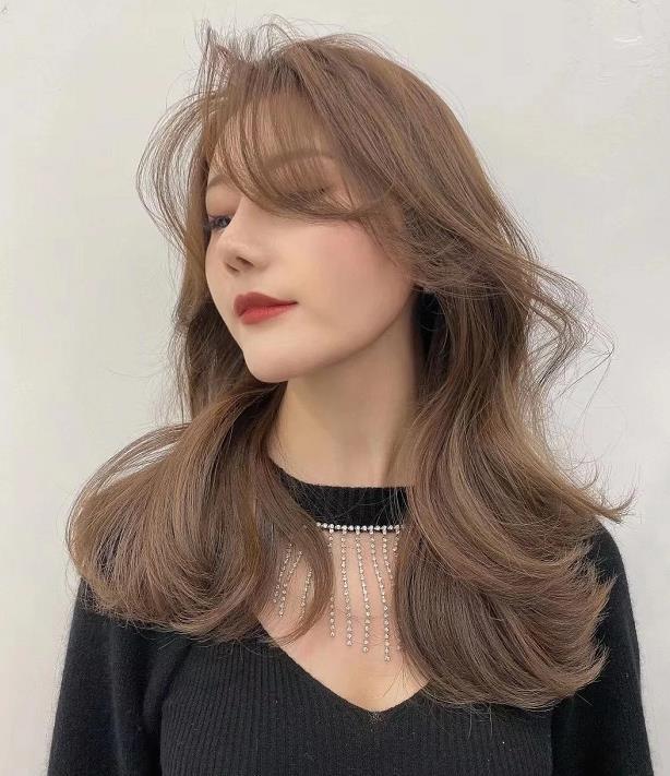 棕色调则会明显一些,很温暖显白又不失气质的一个颜色!