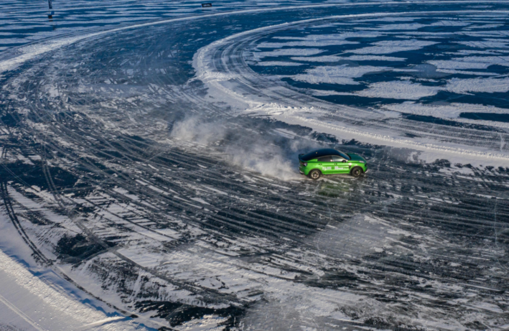 伴随你的只有机器轰鸣声和轮胎的冰面摩擦声,知觉的丧失似乎让人愈发