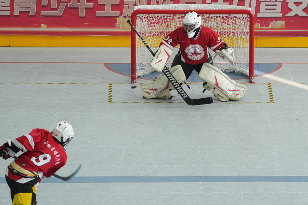 (新华全媒 )旱地上奔跑的"冰球少年"