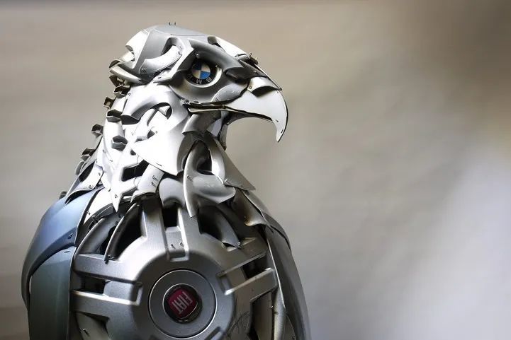 捡垃圾上瘾的艺术家将废品变成机械动物科技感十足