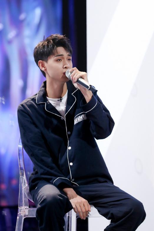 秦霄贤登上时尚杂志封面一张肌肉照让粉丝为之疯狂