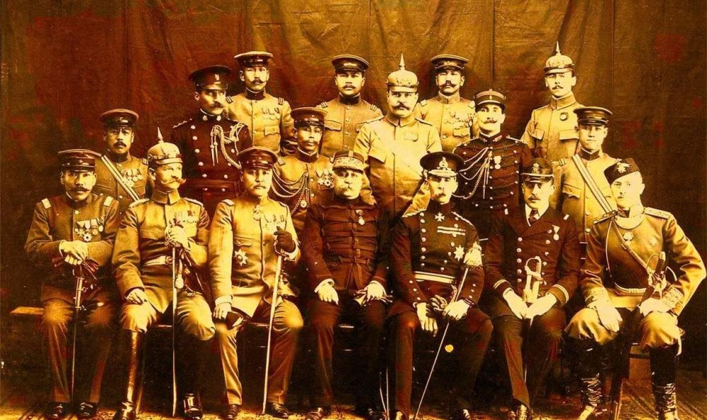 八国联军还专门将一些胡同清理出来,里面的民房变成