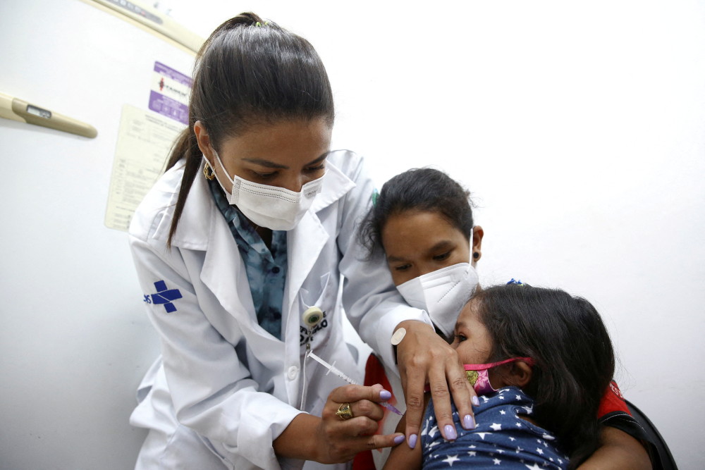 外代一线巴西为儿童接种疫苗