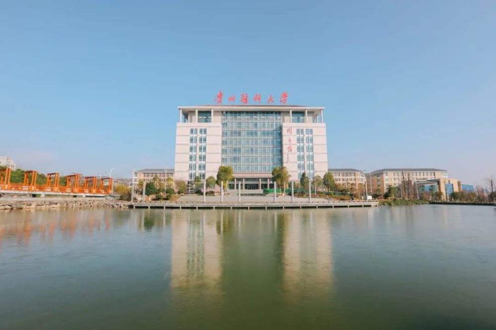 在新中国成立了以后,这所医学院虽然取消了国立二字,但是其重要程度