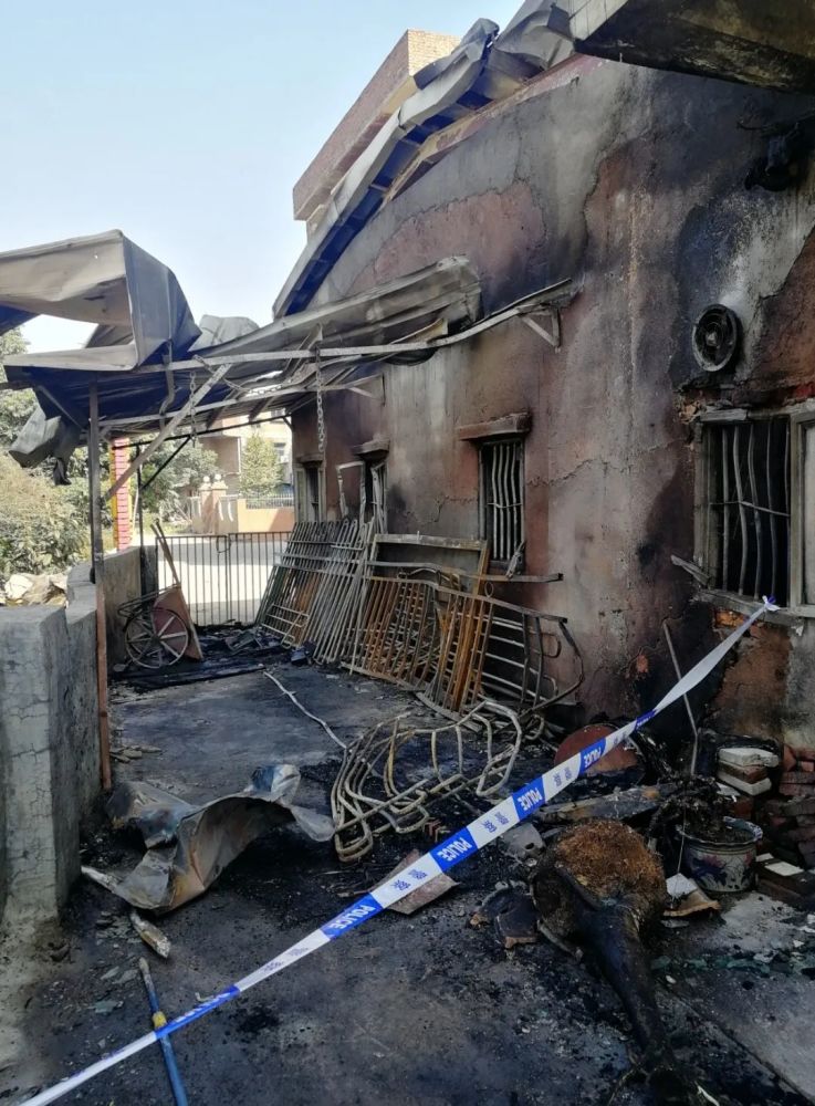 普宁一熊孩子玩火导致煤气罐爆炸气瓶残片飞到百米远的桥上