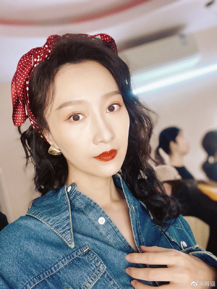 慕容云朵肖涵晒儿女儿子像妈女儿像爸客厅扔满玩具乱糟糟