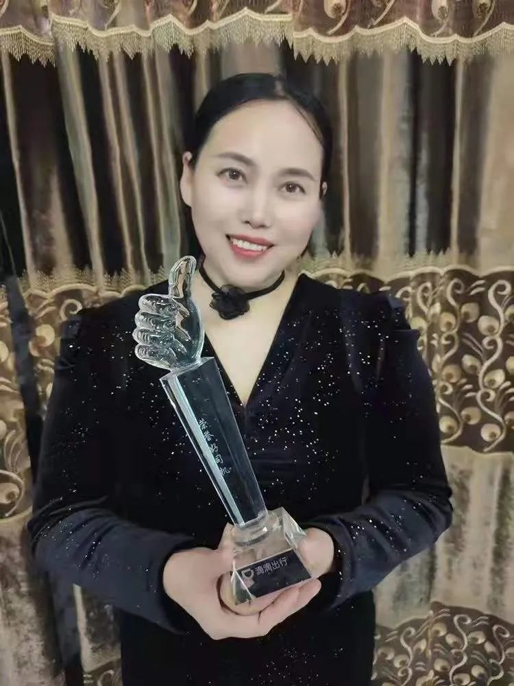 路上高歌干到退休她用三年从餐馆刘阿姨变身宜昌一姐