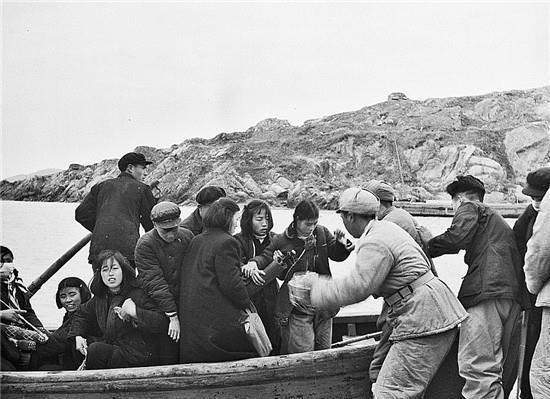 国民党撤离大陈岛,300乡亲不肯走,蒋经国下令扔到无人荒岛