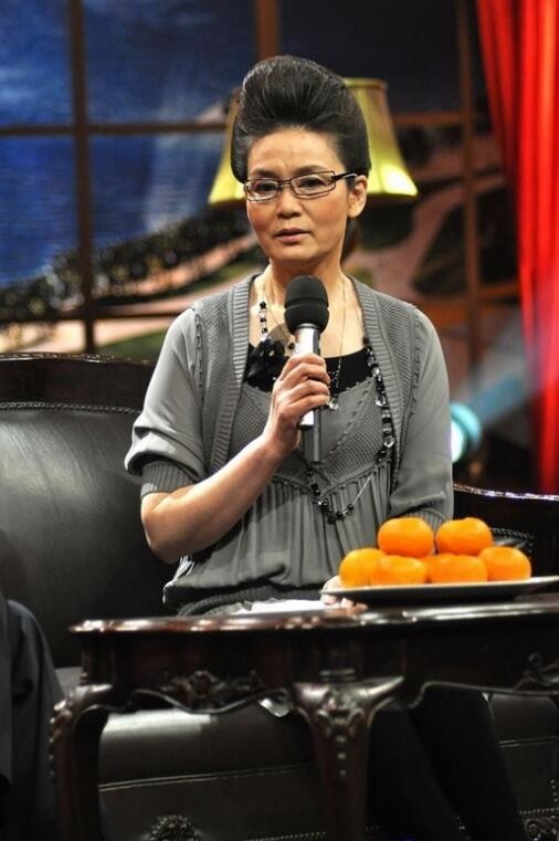 67岁潘虹不畏惧变老即使脸上皱纹明显穿搭照样高雅有气质