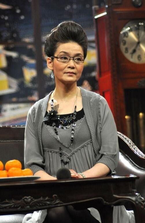 67岁潘虹不畏惧变老即使脸上皱纹明显穿搭照样高雅有气质