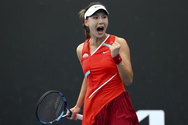 号种子哈萨克斯坦一姐莱巴金娜,王欣瑜以7-6(5)/6-3完胜美国选手李安