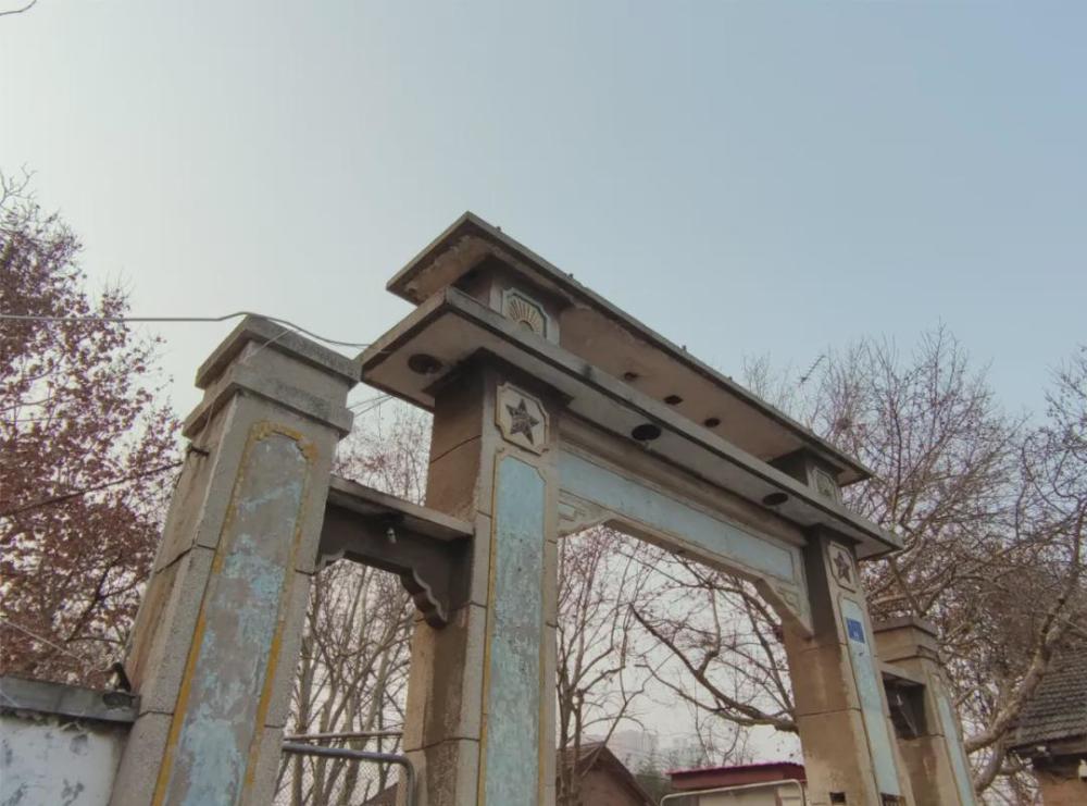 原班人马分为两部分,一部分人由校长贾乾瑞带领到青海建设原子核武器