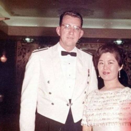 费伟德奉命在台北的街头站岗,当时父亲费伟德和母亲毕丽娜的相遇,相当
