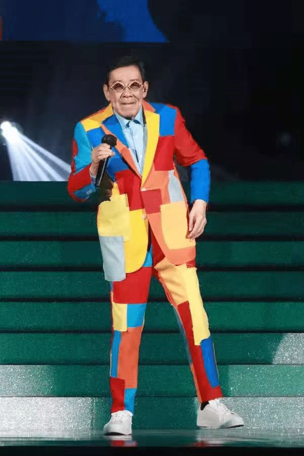 胡枫庆90岁生日,眉毛花白身体硬朗,自曝不想退休仍为演唱会排练_腾讯