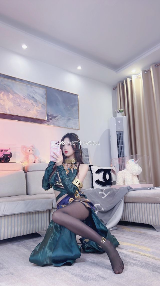 主播直播cos迦南着开叉旗袍大秀美腿引百万粉丝秒变lsp