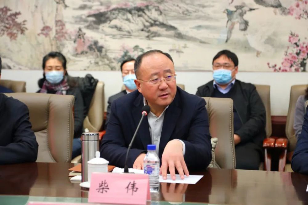 市领导柴伟,吴波,程炜博,市委秘书长李恩来参加签约仪式.