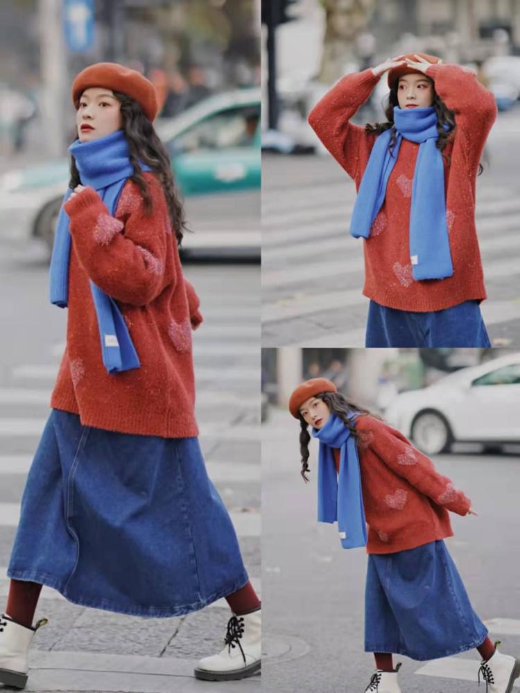 搭配一件长款的牛仔半身裙,经典的配色舒适和谐.