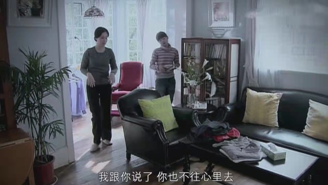《蜗居》,明知道宋思明出轨了,宋太太为什么不第一时间离婚呢?