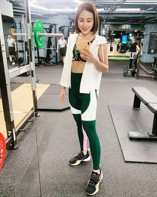 真人版美人鱼房思瑜自创房式深蹲练出完美曲线