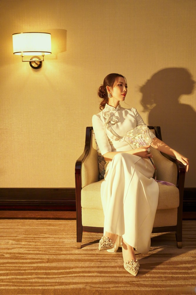 皇后娘娘蔡少芬穿改良版旗袍复古优雅女人味十足