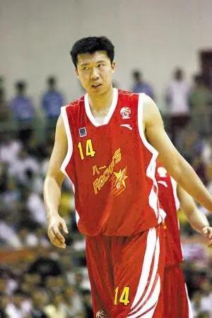 王治郅14岁加盟八一队他父母却为此丢了工作这到底是怎么回事