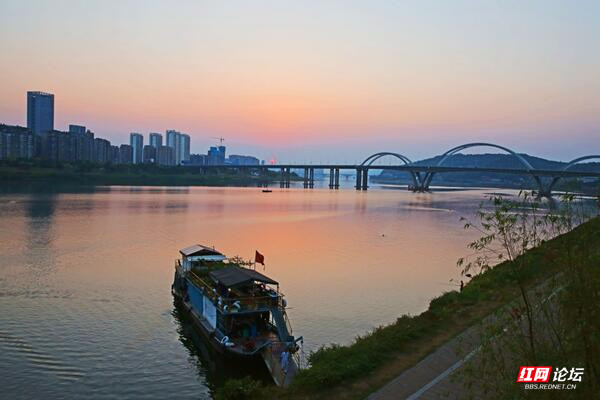 夕阳下的株洲湘江风光带美景如画