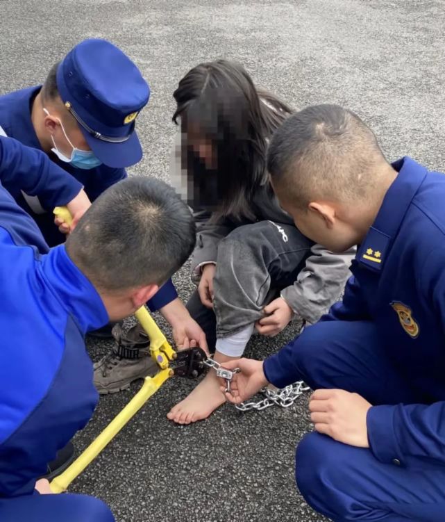 戴脚链的女犯人图片