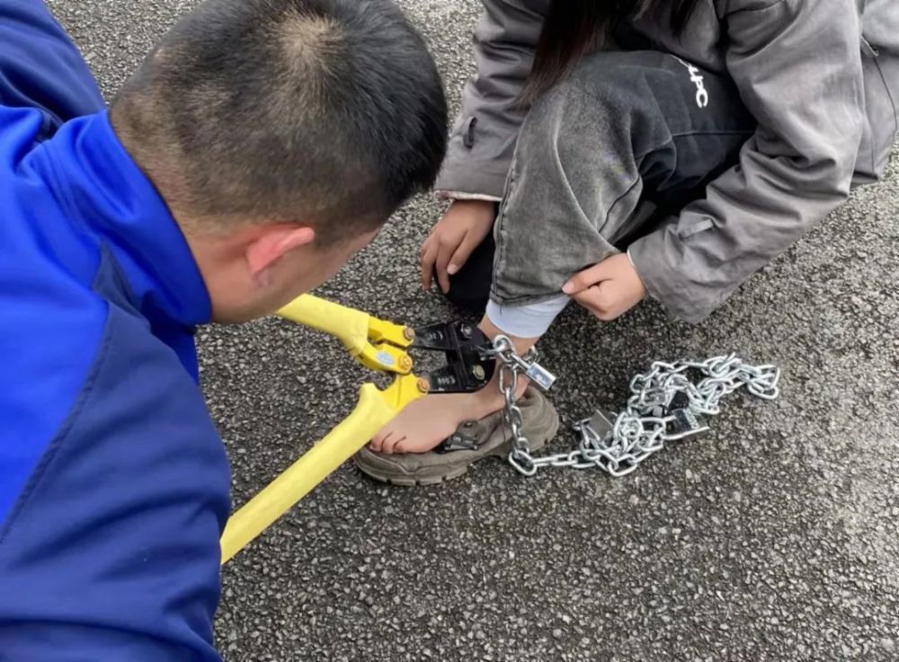 安顺一女孩玩游戏不料脚被锁,套着脚链求助消防_腾讯新闻