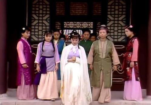 红楼梦薛家家风如何薛家小姐抢茶抢人抢丈夫抢婚姻