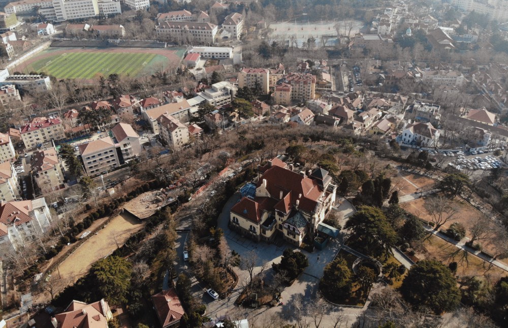 青岛山顶旋转观景楼坐着就能俯瞰整座城市的风景门票只要10元