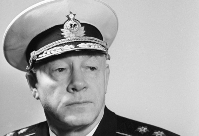 若有来犯直接开炮37岁升任海军总司令态度强硬下达命令