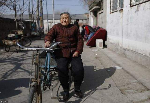 还是坊间调侃,都把北京老太太说成是"小脚侦缉队",意思是政治觉悟高