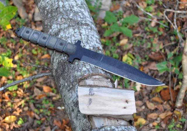 它是美国海军陆战队,海军特种部队所采用的一种战斗匕首,同样由美国