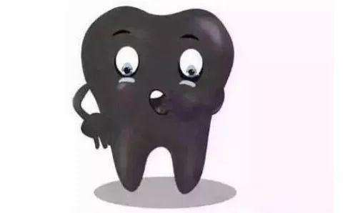 烟渍牙展现暗黄色,比较严重的展现黑色,粘附在牙齿表面以后一般展现出