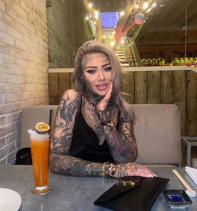 英国模特95肌肤上都是纹身前男友名留在特别之处很后悔