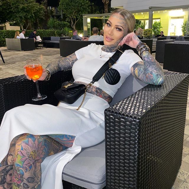 英国模特95肌肤上都是纹身前男友名留在特别之处很后悔