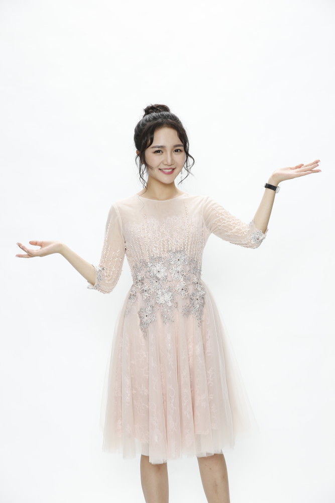 清新和爽朗但又不拘泥带点俏皮的湖南卫视签约主持人靳梦佳