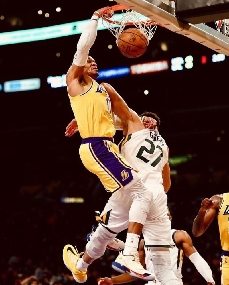 赛后,在谈及这次扣篮时,威少有点"凡尔赛"的说:"我只是做了我该做的