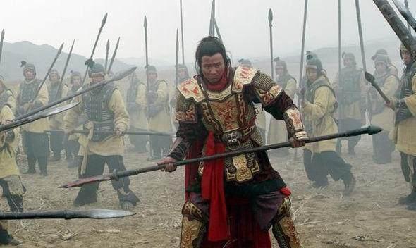 在宛城之变中,由于张绣造反,典韦为了保护主公曹操,以一人之力掩护