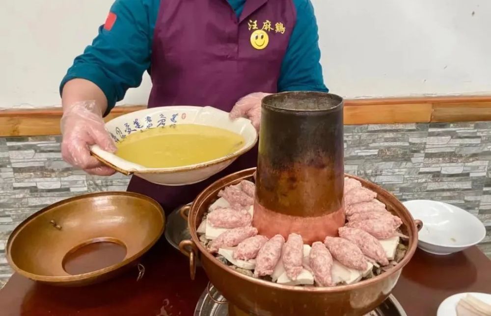 雜菜燉煮為主,味道極其鮮香是用當地的土雞熬製而成銅火鍋的湯底李星