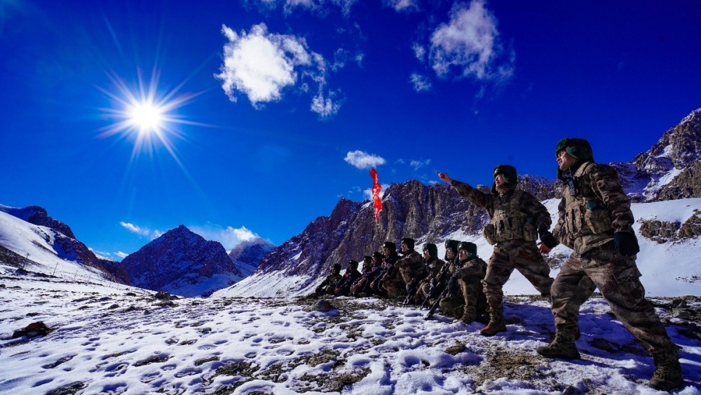 零下30军警联合巡逻踏查