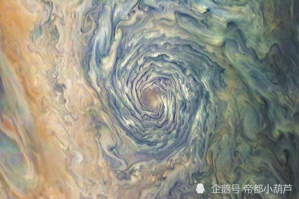 木星两极的十几个巨型旋风的成因,原来和地球海洋上形成对流的机制一