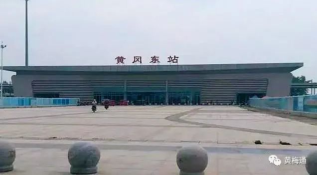 并直向连京九高铁向东从巴河线路所北端侧向接入巨龙黄冈东站引出龙腾
