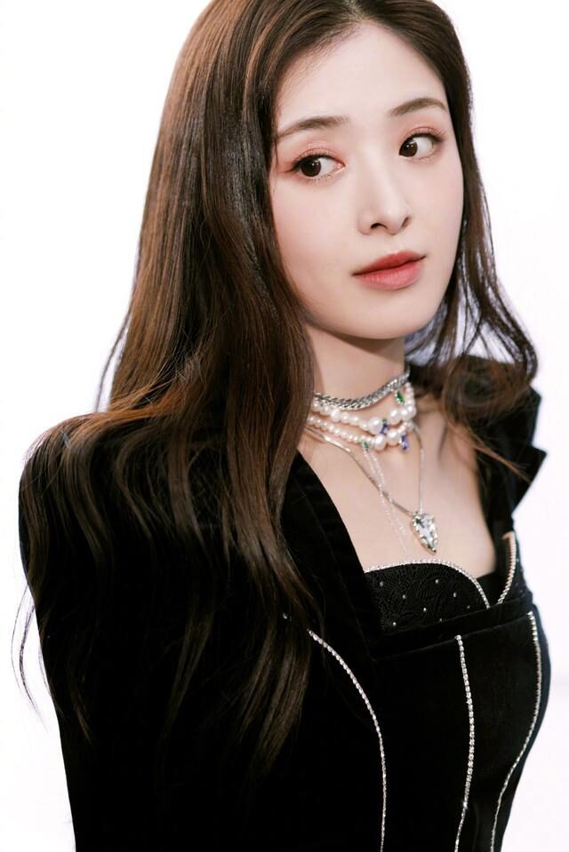 张含韵的娃娃脸真减龄,"肉感身材"穿短裙又纯又欲,真不像32岁